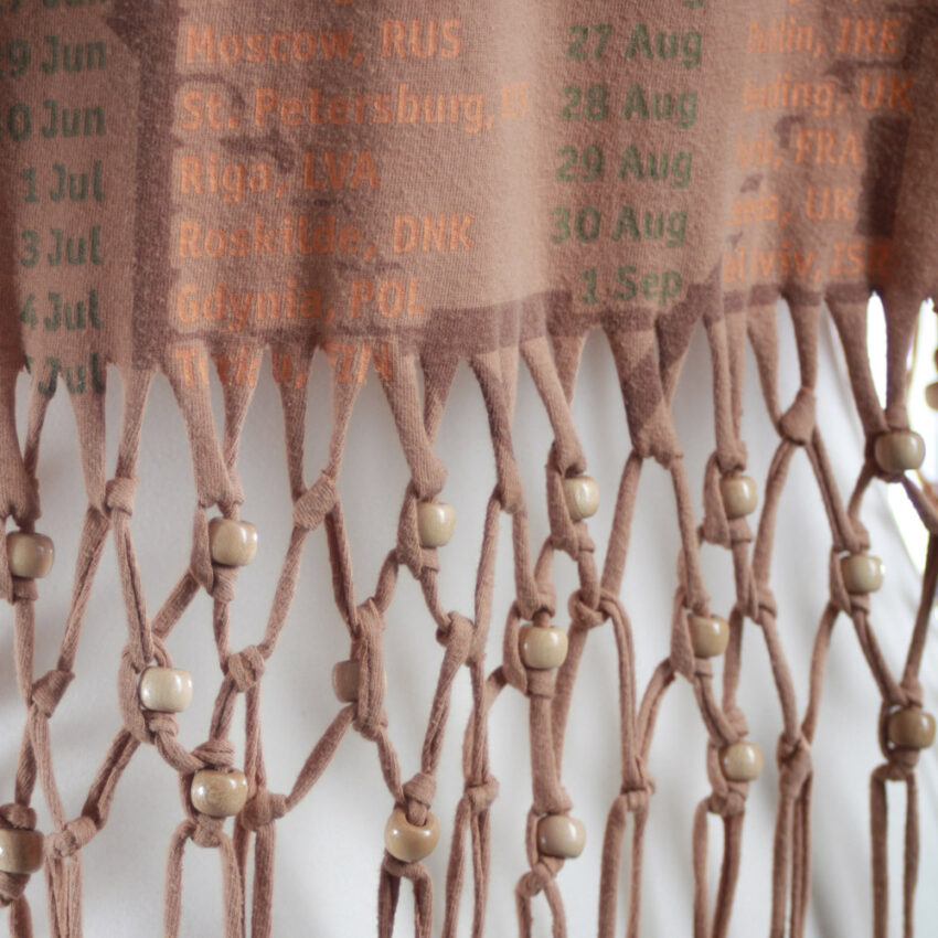 Alextravagant_CropTop-Faith-No_nude-black-(L)_4 Fancy Upcycling Crop Top aus Second-Hand Band Merchandise mit Makramee Technik und Ton-in-Ton Holzperlen