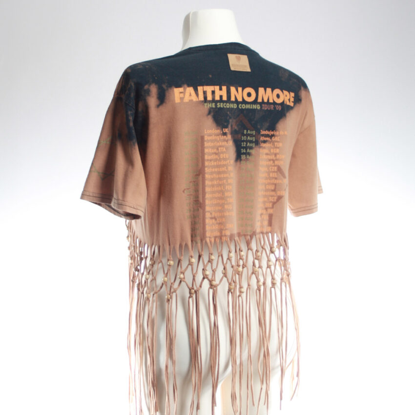 Alextravagant_CropTop-Faith-No_nude-black-(L)_5 Fancy Upcycling Crop Top aus Second-Hand Band Merchandise mit Makramee Technik und Ton-in-Ton Holzperlen