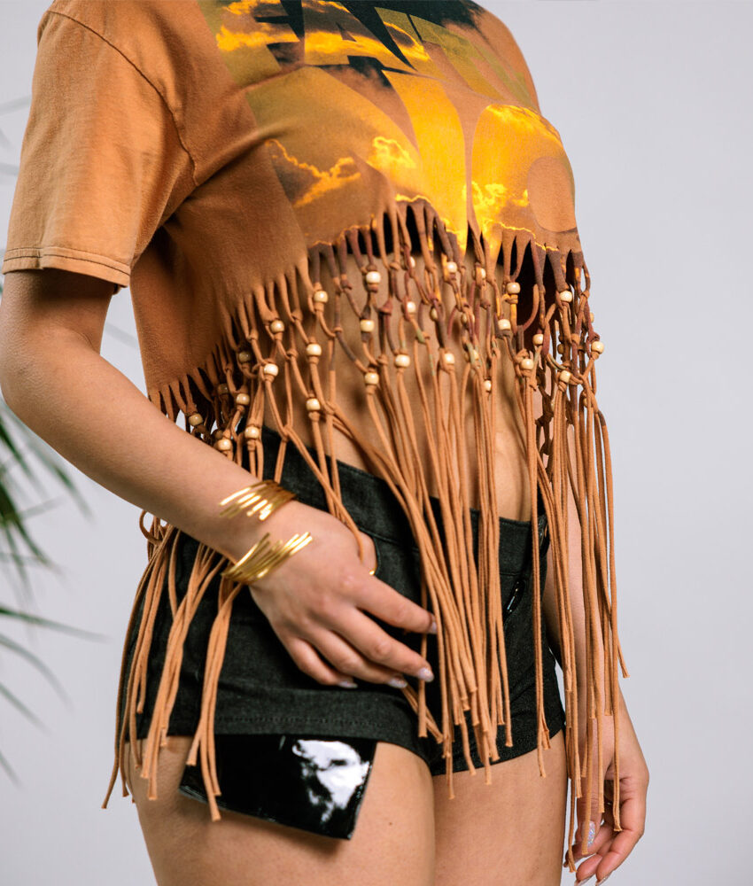 Fancy Upcycling Crop Top aus Second-Hand Band Merchandise mit Makramee Technik und Ton-in-Ton Holzperlen