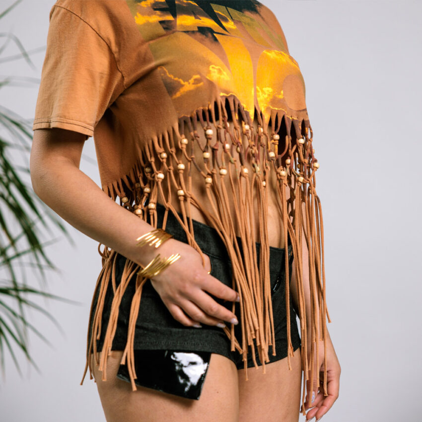 Alextravagant_CropTop-Faith-No_nude-black-(L)_6 Fancy Upcycling Crop Top aus Second-Hand Band Merchandise mit Makramee Technik und Ton-in-Ton Holzperlen