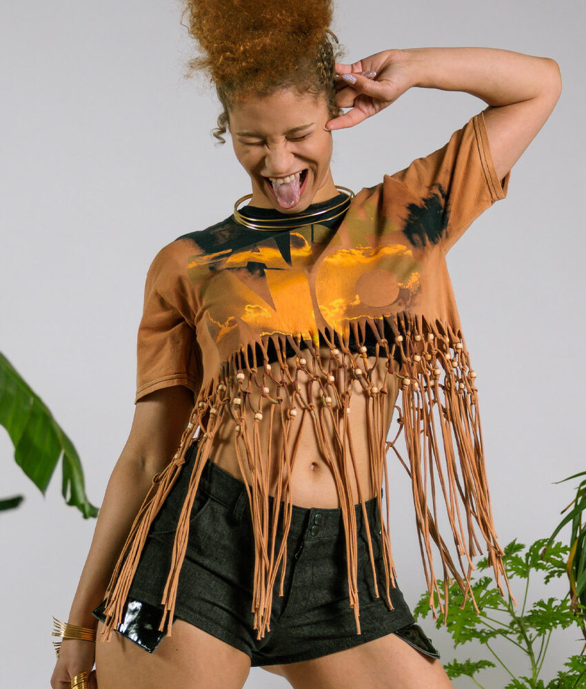 Fancy Upcycling Crop Top aus Second-Hand Band Merchandise mit Makramee Technik und Ton-in-Ton Holzperlen
