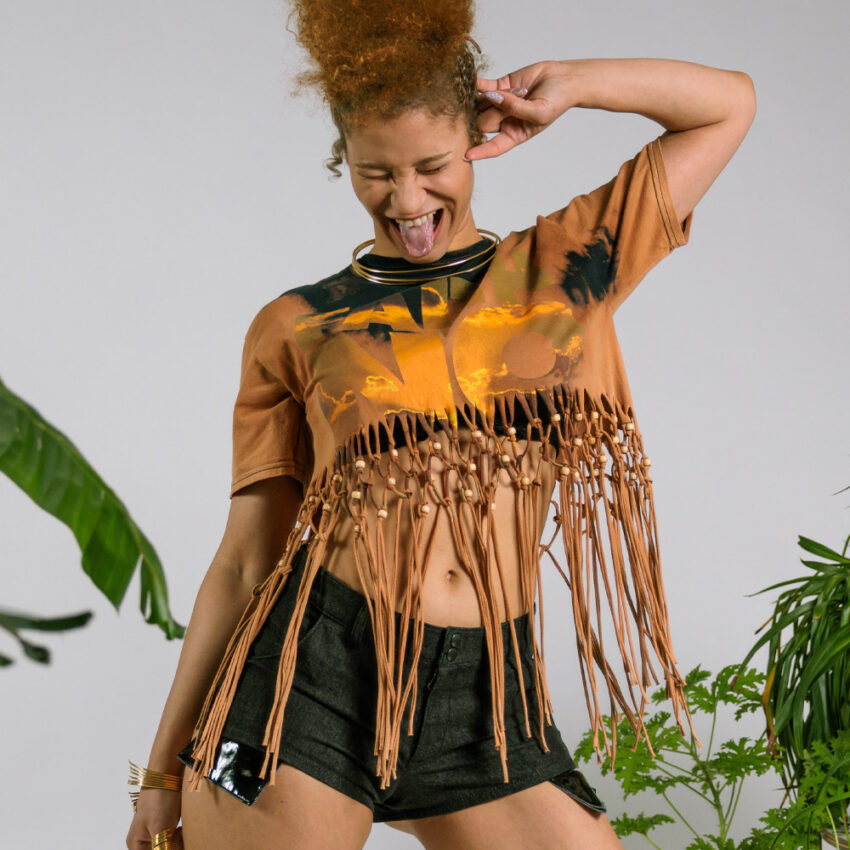 Fancy Upcycling Crop Top aus Second-Hand Band Merchandise mit Makramee Technik und Ton-in-Ton Holzperlen