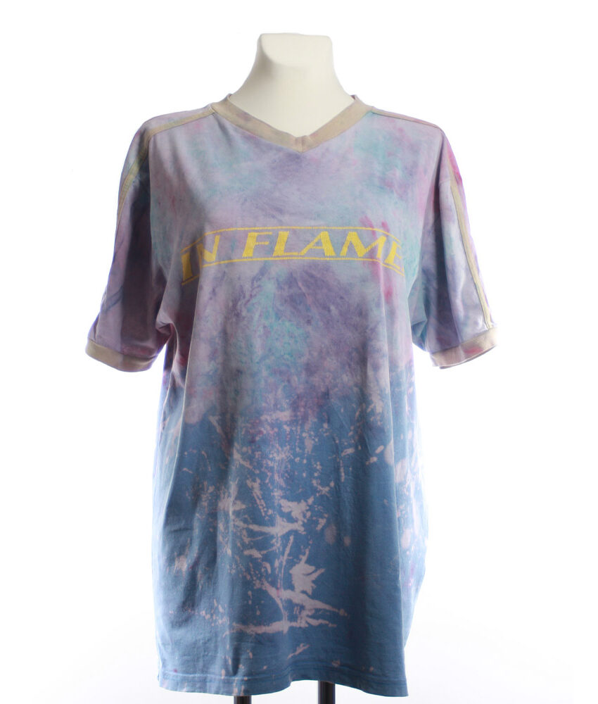 v-neck Bandshirt in Pastelltönen eingefärbt
