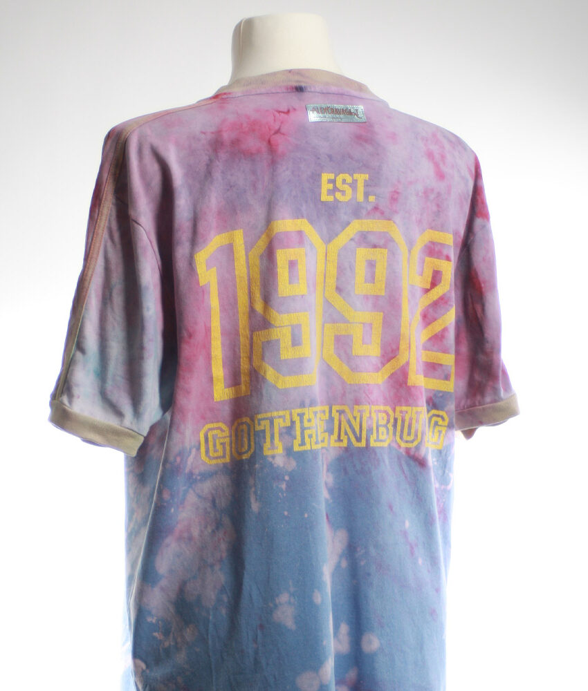 v-neck Bandshirt in Pastelltönen eingefärbt