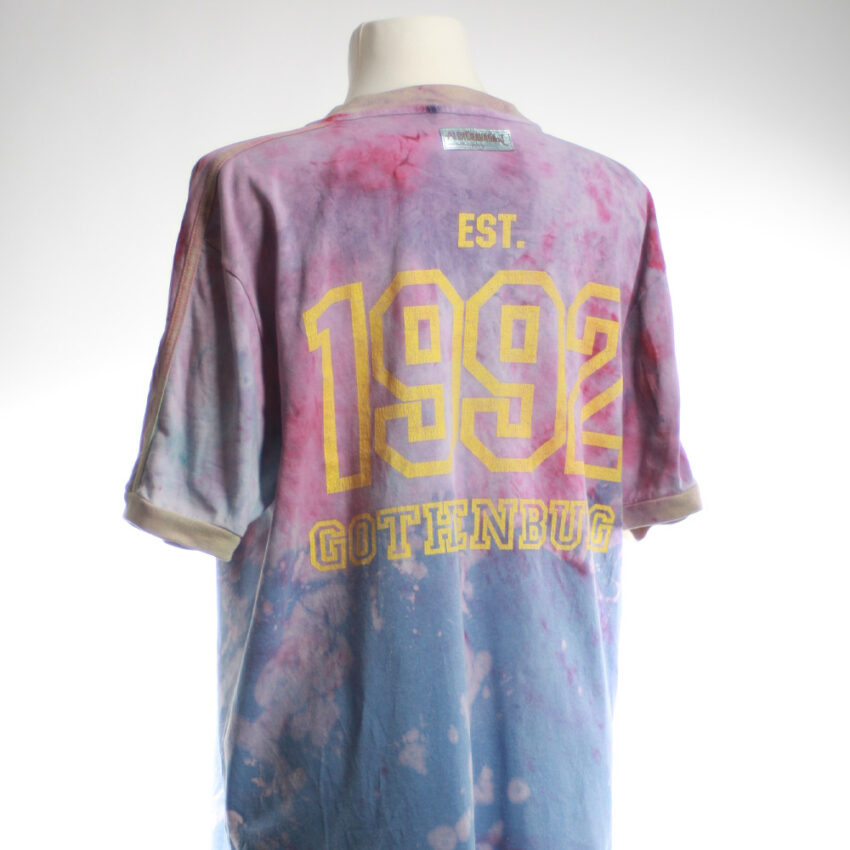 v-neck Bandshirt in Pastelltönen eingefärbt