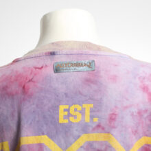 v-neck Bandshirt in Pastelltönen eingefärbt