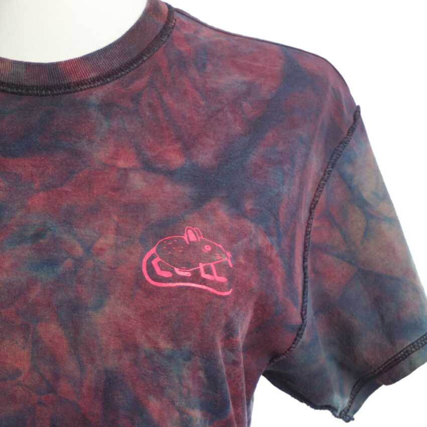 Alextravagant_T-Shirt-Metal-Maus-Simmmon_beere-blau-schwarz-neonpink-(M)_5 Upcycling T-Shirt aus Second Hand Merchandise mit Motiv "Metal Maus" von Künstler Simon Schirmer (Simmmon)