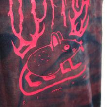 Alextravagant_T-Shirt-Metal-Maus-Simmmon_beere-blau-schwarz-neonpink-(M)_6 Upcycling T-Shirt aus Second Hand Merchandise mit Motiv "Metal Maus" von Künstler Simon Schirmer (Simmmon)