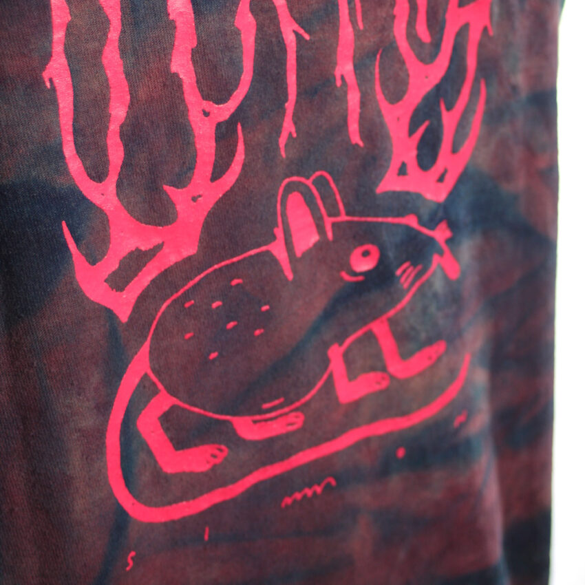 Alextravagant_T-Shirt-Metal-Maus-Simmmon_beere-blau-schwarz-neonpink-(M)_6 Upcycling T-Shirt aus Second Hand Merchandise mit Motiv "Metal Maus" von Künstler Simon Schirmer (Simmmon)