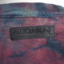 Alextravagant_T-Shirt-Metal-Maus-Simmmon_beere-blau-schwarz-neonpink-(M)_7 Upcycling T-Shirt aus Second Hand Merchandise mit Motiv "Metal Maus" von Künstler Simon Schirmer (Simmmon)