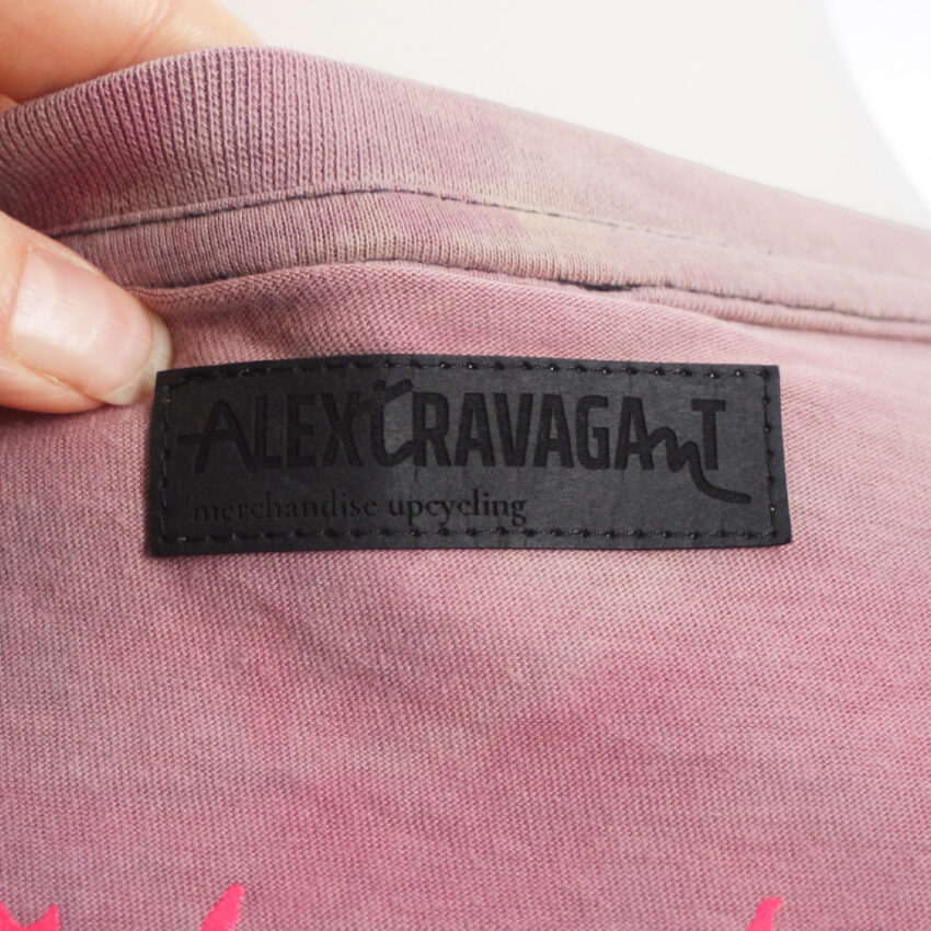 Alextravagant_T-Shirt-Metal-Maus-Simmmon_rosa-schwarz-neonpink-(XL)_7 Upcycling T-Shirt aus Second Hand Merchandise mit Motiv "Metal Maus" von Künstler Simon Schirmer (Simmmon)