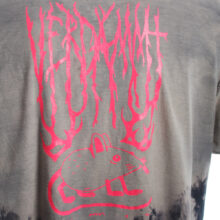 Alextravagant_T-Shirt-Metal-Maus-Simmmon_steingrau-schwarz-neonpink-(L)_5 Upcycling T-Shirt aus Second Hand Merchandise mit Motiv "Metal Maus" von Künstler Simon Schirmer (Simmmon)