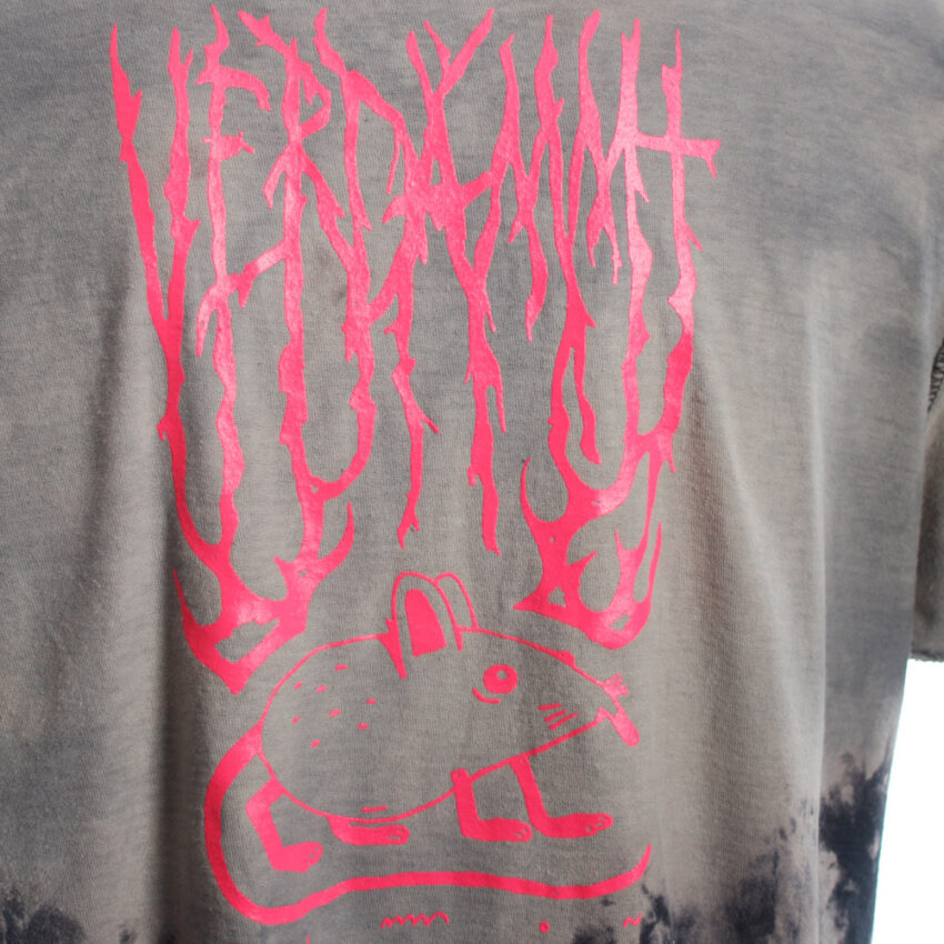 Alextravagant_T-Shirt-Metal-Maus-Simmmon_steingrau-schwarz-neonpink-(L)_5 Upcycling T-Shirt aus Second Hand Merchandise mit Motiv "Metal Maus" von Künstler Simon Schirmer (Simmmon)