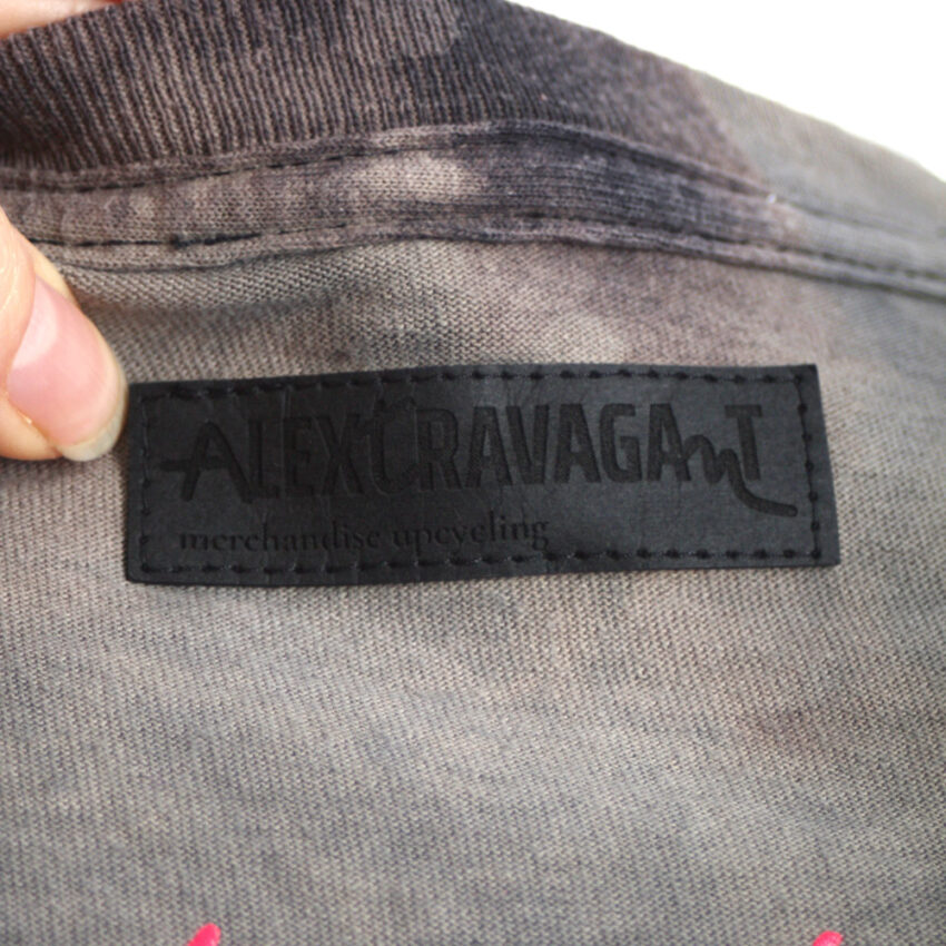 Alextravagant_T-Shirt-Metal-Maus-Simmmon_steingrau-schwarz-neonpink-(L)_6 Upcycling T-Shirt aus Second Hand Merchandise mit Motiv "Metal Maus" von Künstler Simon Schirmer (Simmmon)