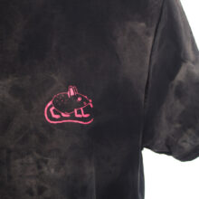 Alextravagant_T-Shirt-Metal-Maus-Simmmon_steingrau-schwarz-neonpink-(XL)_4 Upcycling T-Shirt aus Second Hand Merchandise mit Motiv "Metal Maus" von Künstler Simon Schirmer (Simmmon)