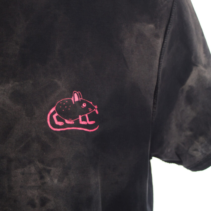 Alextravagant_T-Shirt-Metal-Maus-Simmmon_steingrau-schwarz-neonpink-(XL)_4 Upcycling T-Shirt aus Second Hand Merchandise mit Motiv "Metal Maus" von Künstler Simon Schirmer (Simmmon)