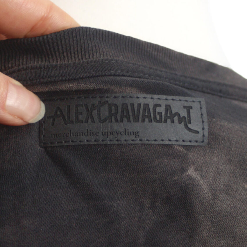 Alextravagant_T-Shirt-Metal-Maus-Simmmon_steingrau-schwarz-neonpink-(XL)_5 Upcycling T-Shirt aus Second Hand Merchandise mit Motiv "Metal Maus" von Künstler Simon Schirmer (Simmmon)