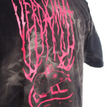 Alextravagant_T-Shirt-Metal-Maus-Simmmon_steingrau-schwarz-neonpink-(XL)_6 Upcycling T-Shirt aus Second Hand Merchandise mit Motiv "Metal Maus" von Künstler Simon Schirmer (Simmmon)