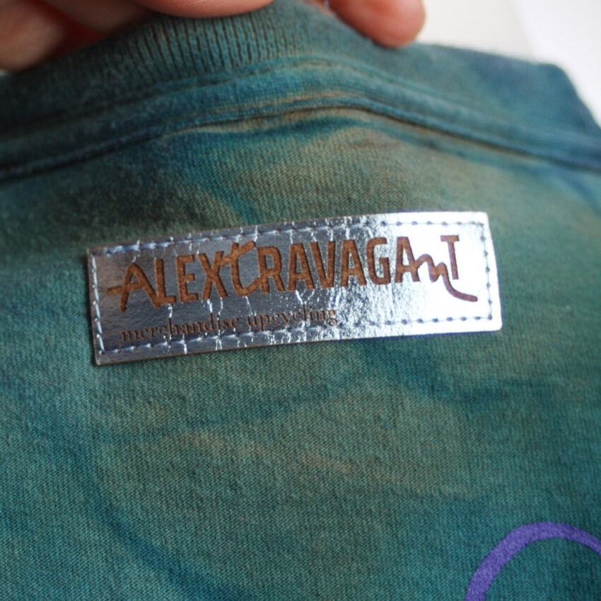 Upcycling Longsleeve aus Second Hand Merchandise mit Motiv "Nimm mich mit" von Künstler und Illustrator Simon Schirmer (Simmmon)