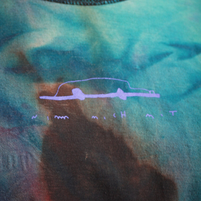 Upcycling Longsleeve aus Second Hand Merchandise mit Motiv "Nimm mich mit" von Künstler und Illustrator Simon Schirmer (Simmmon)