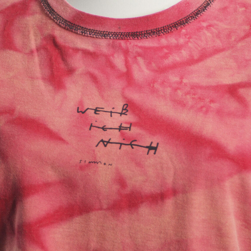 Alextravagant_T-Shirt-Cropt-Top_Weiss-ich-nich_himbeer-lachs-schwarz-(L)_5 Upcycling T-Shirt aus Second Hand Merchandise mit Motiv "Weiß ich nich" von Künstler und Illustrator Simon Schirmer (Simmmon)