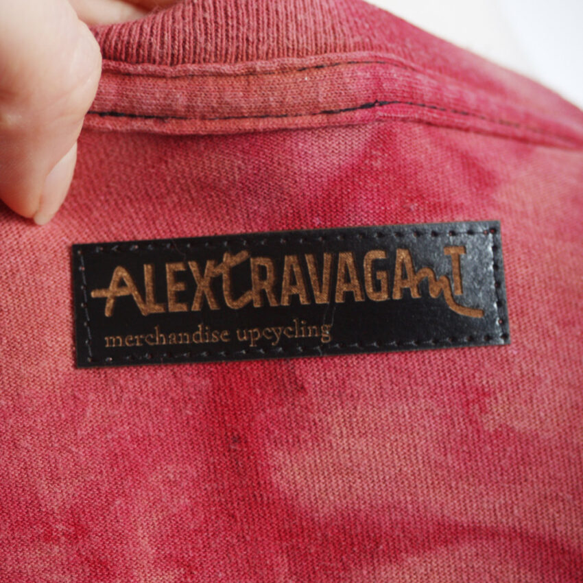 Alextravagant_T-Shirt-Cropt-Top_Weiss-ich-nich_himbeer-lachs-schwarz-(L)_6 Upcycling T-Shirt aus Second Hand Merchandise mit Motiv "Weiß ich nich" von Künstler und Illustrator Simon Schirmer (Simmmon)