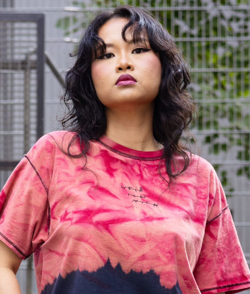 Upcycling T-Shirt aus Second Hand Merchandise mit Motiv "Weiß ich nich" von Künstler und Illustrator Simon Schirmer (Simmmon)