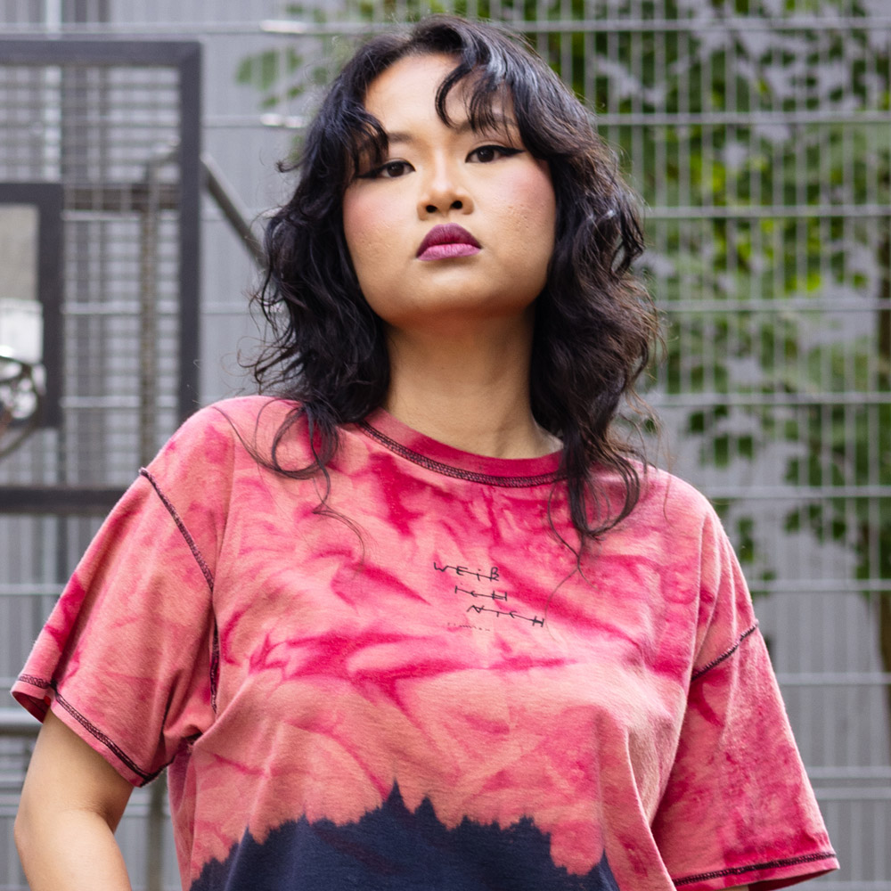 Alextravagant_T-Shirt-Cropt-Top_Weiss-ich-nich_himbeer-lachs-schwarz-(L)_7 Upcycling T-Shirt aus Second Hand Merchandise mit Motiv "Weiß ich nich" von Künstler und Illustrator Simon Schirmer (Simmmon)