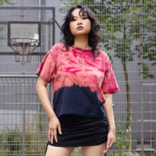 Alextravagant_T-Shirt-Cropt-Top_Weiss-ich-nich_himbeer-lachs-schwarz-(L)_8 Upcycling T-Shirt aus Second Hand Merchandise mit Motiv "Weiß ich nich" von Künstler und Illustrator Simon Schirmer (Simmmon)