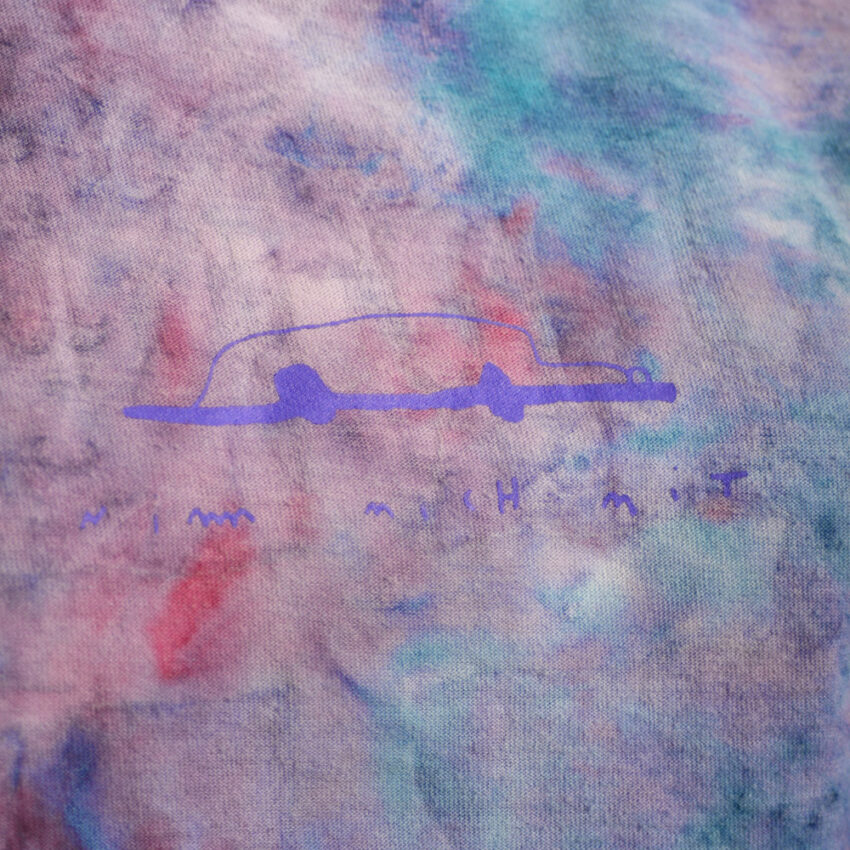 Upcycling T-Shirt aus Second Hand Merchandise mit Motiv "Nimm mich mit" von Künstler und Illustrator Simon Schirmer (Simmmon)