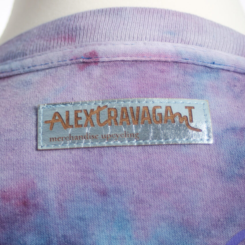 Upcycling T-Shirt aus Second Hand Merchandise mit Motiv "Nimm mich mit" von Künstler und Illustrator Simon Schirmer (Simmmon)