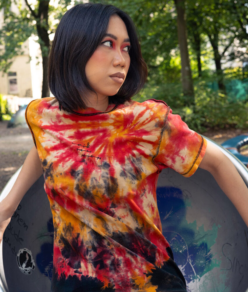 Upcycling T-Shirt aus Second Hand Merchandise mit Motiv "Weiß ich nich" von Künstler und Illustrator Simon Schirmer (Simmmon)