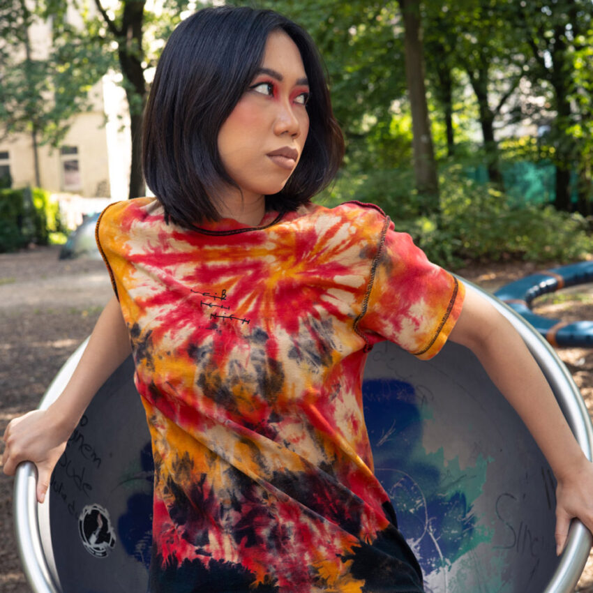 Upcycling T-Shirt aus Second Hand Merchandise mit Motiv "Weiß ich nich" von Künstler und Illustrator Simon Schirmer (Simmmon)