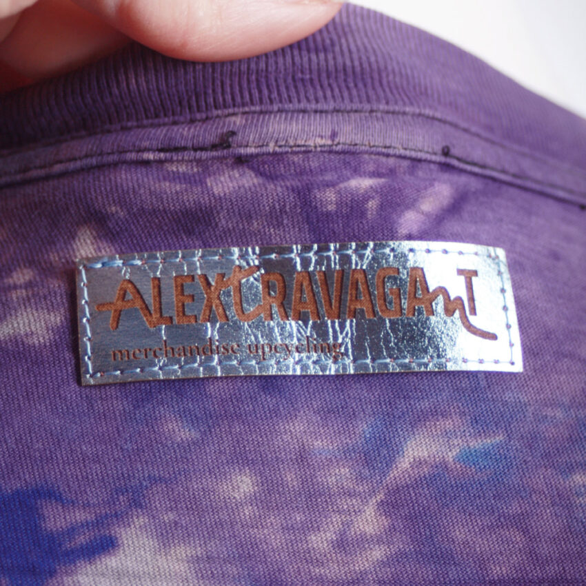 Upcycling T-Shirt aus Second Hand Merchandise mit Motiv "Weiß ich nich" von Künstler und Illustrator Simon Schirmer (Simmmon)