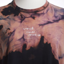 Upcycling T-Shirt aus Second Hand Merchandise mit Motiv "Weiß ich nich" von Künstler und Illustrator Simon Schirmer (Simmmon)