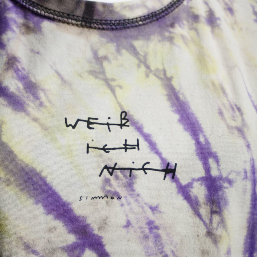 Upcycling T-Shirt aus Second Hand Merchandise mit Motiv "Weiß ich nich" von Künstler und Illustrator Simon Schirmer (Simmmon)