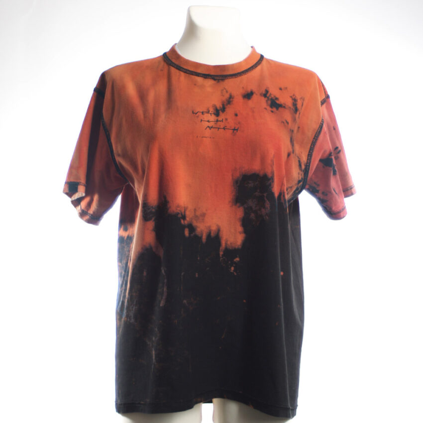 Alextravagant_T-Shirt-Weiss-ich-nich_orange-terra-kupfer-schwarz-(L)_3 Upcycling T-Shirt aus Second Hand Merchandise mit Motiv "Weiß ich nich" von Künstler und Illustrator Simon Schirmer (Simmmon)
