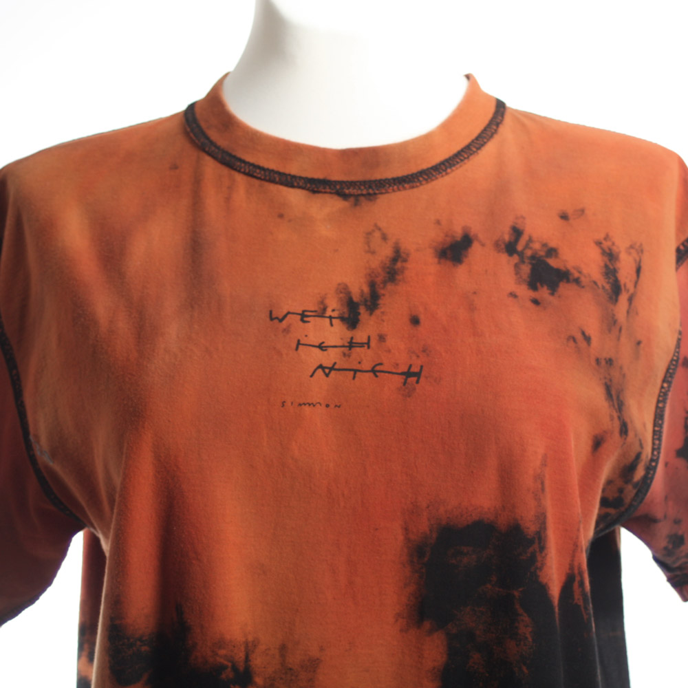 Alextravagant_T-Shirt-Weiss-ich-nich_orange-terra-kupfer-schwarz-(L)_6 Upcycling T-Shirt aus Second Hand Merchandise mit Motiv "Weiß ich nich" von Künstler und Illustrator Simon Schirmer (Simmmon)