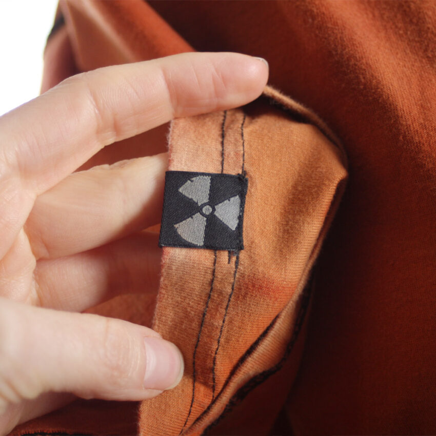 Alextravagant_T-Shirt-Weiss-ich-nich_orange-terra-kupfer-schwarz-(L)_7 Upcycling T-Shirt aus Second Hand Merchandise mit Motiv "Weiß ich nich" von Künstler und Illustrator Simon Schirmer (Simmmon)