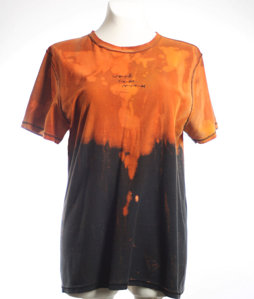 Upcycling T-Shirt aus Second Hand Merchandise mit Motiv "Weiß ich nich" von Künstler und Illustrator Simon Schirmer (Simmmon)