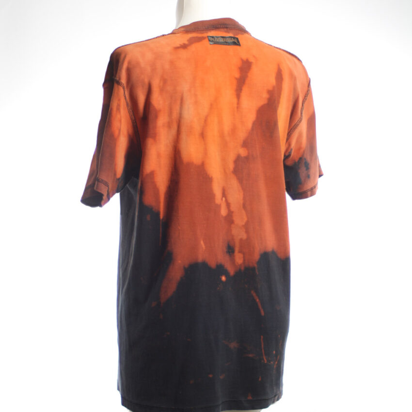 Alextravagant_T-Shirt-Weiss-ich-nich_orange-terra-schwarz-(M)_4 Upcycling T-Shirt aus Second Hand Merchandise mit Motiv "Weiß ich nich" von Künstler und Illustrator Simon Schirmer (Simmmon)