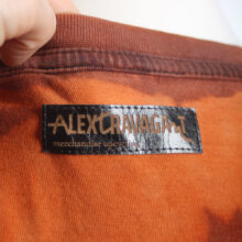 Alextravagant_T-Shirt-Weiss-ich-nich_orange-terra-schwarz-(M)_7 Upcycling T-Shirt aus Second Hand Merchandise mit Motiv "Weiß ich nich" von Künstler und Illustrator Simon Schirmer (Simmmon)