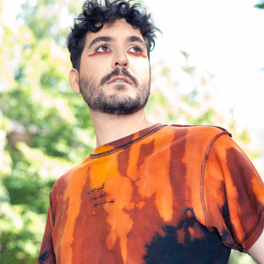 Alextravagant_T-Shirt-Weiss-ich-nich_orange-terra-schwarz-(M)_8 Upcycling T-Shirt aus Second Hand Merchandise mit Motiv "Weiß ich nich" von Künstler und Illustrator Simon Schirmer (Simmmon)