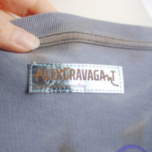 Upcycling T-Shirt aus Second Hand Merchandise mit Motiv "Nimm mich mit" von Künstler und Illustrator Simon Schirmer (Simmmon)