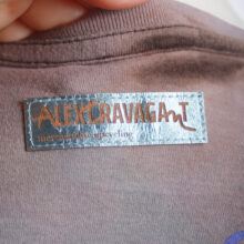 Upcycling T-Shirt aus Second Hand Merchandise mit Motiv "Nimm mich mit" von Künstler und Illustrator Simon Schirmer