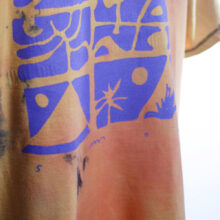 Alextravagant_T-Shirt-Nimm-mich-mit_peach-orange_schwarz-(XL)_1-8 Upcycling T-Shirt aus Second Hand Merchandise mit Motiv "Nimm mich mit" von Künstler und Illustrator Simon Schirmer