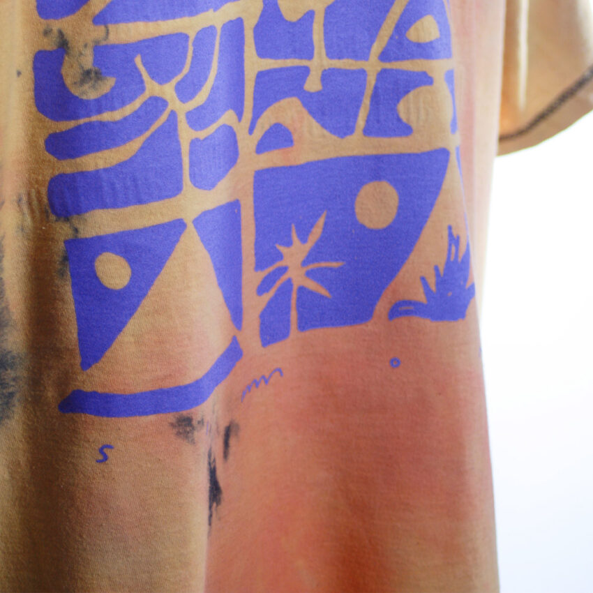 Alextravagant_T-Shirt-Nimm-mich-mit_peach-orange_schwarz-(XL)_1-8 Upcycling T-Shirt aus Second Hand Merchandise mit Motiv "Nimm mich mit" von Künstler und Illustrator Simon Schirmer