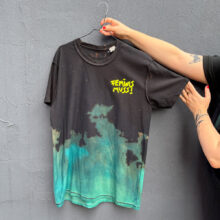 Alextravagant_T-Shirt-FEMINISMUSS_gruen_petrol_schwarz-(L)_1 Upcycling T-Shirt aus Second Hand Merchandise mit Motiv "FEMINIS MUSS!" von Grafikerin Charleen Dröse (Rocketpennie)