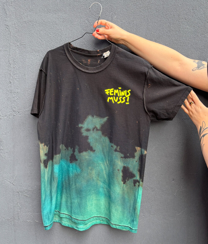 Upcycling T-Shirt aus Second Hand Merchandise mit Motiv "FEMINIS MUSS!" von Grafikerin Charleen Dröse (Rocketpennie)