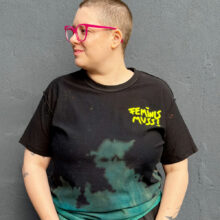 Alextravagant_T-Shirt-FEMINISMUSS_gruen_petrol_schwarz-(L)_3 Upcycling T-Shirt aus Second Hand Merchandise mit Motiv "FEMINIS MUSS!" von Grafikerin Charleen Dröse (Rocketpennie)